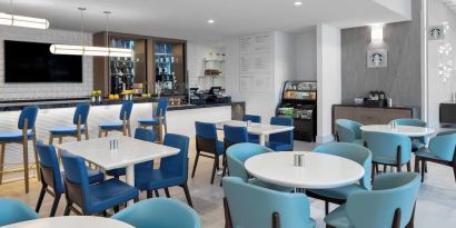 Dining area perfect for coworking at Courtyard Delray Beach.
