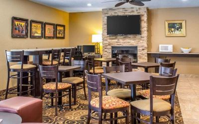 Dining area perfect for coworking at Rodeway Inn Milford.