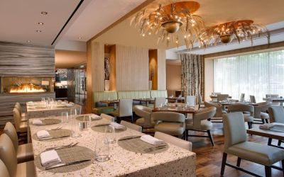Dining area perfect for coworking at Hilton McLean Tysons Corner.