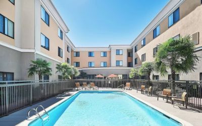 Refreshing outdoor pool at Courtyard Bossier City.