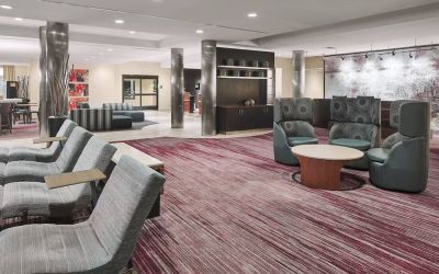 Lobby and coworking lounge at Courtyard Bossier City.