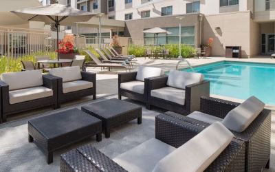 More comfortable seats available by the pool at Courtyard By Marriott Santa Ana Orange County.