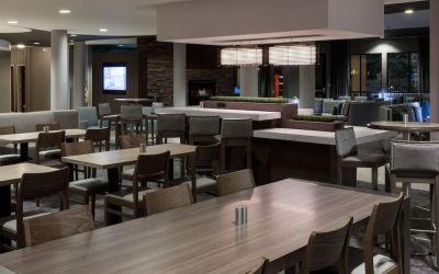 Dining area perfect for coworking at Courtyard By Marriott Santa Clarita Valencia.
