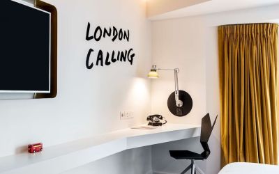 Day use room's work desk with ergonomic chair at nhow London.