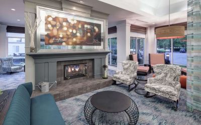 Lobby and coworking lounge at Hilton Garden Inn Sacramento/South Natomas.