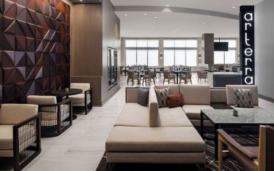 Dining area perfect for coworking at Marriott Del Mar.