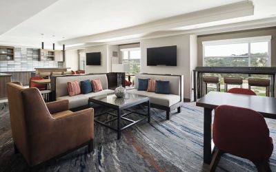 Lobby and coworking lounge at Marriott Del Mar.