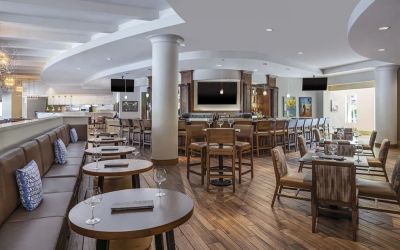 Dining area perfect for coworking at Hyatt Regency Valencia.