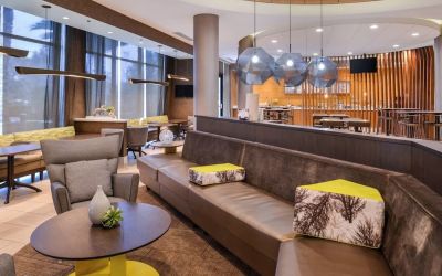 Lobby and coworking lounge at SpringHill Suites By Marriott Irvine John Wayne Airport/Orange County.
