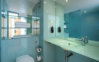 Guest bathroom at Ibis Styles Haydock.