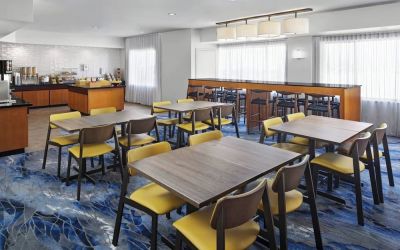Dining area perfect for coworking at Fairfield Inn By Marriott Denver Airport.