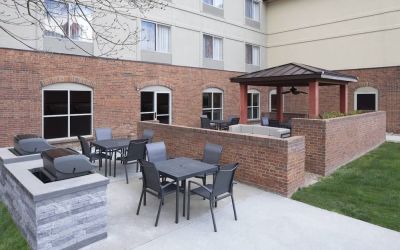 Barbecue area at Fairfield Inn By Marriott Denver Airport.