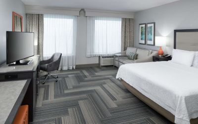 Spacious day use room with work desk and sofa at Hampton Inn & Suites Atlanta Perimeter Dunwoody.