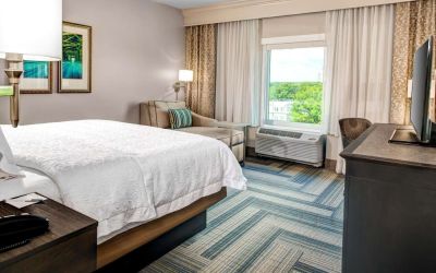 Day use room with work desk at Hampton Inn & Suites Atlanta Perimeter Dunwoody.