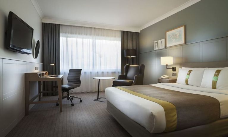 Bright and spacious day use room with work desk, lounge area and TV screen at Holiday Inn London - Heathrow M4J4.