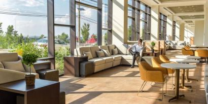 Lounge and dining area, perfect for co-working at Wyndham Garden North Bergen Near Secaucus.