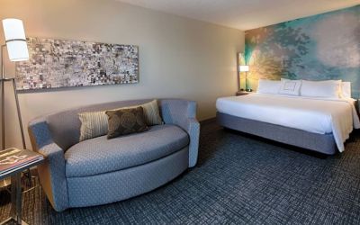 Day use room with sofa at Courtyard By Marriott Dallas DFW Airport North/Irving.