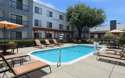 Refreshing outdoor pool at Courtyard By Marriott Dallas DFW Airport North/Irving.