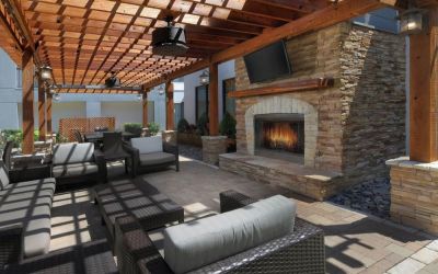 Outdoor furniture perfect for coworking at Courtyard By Marriott Dallas DFW Airport North/Irving.