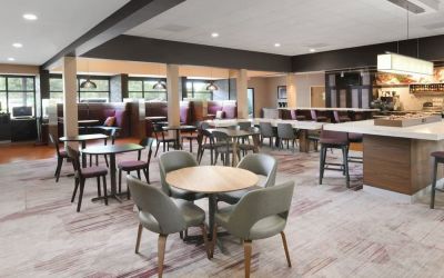 Dining area perfect for coworking at Courtyard By Marriott Dallas DFW Airport North/Irving.