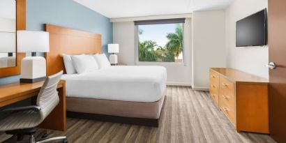 Day use room with work desk at Hyatt HOUSE Fort Lauderdale Airport-South & Cruise Port.