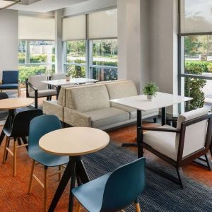 Dining area perfect for coworking at Hyatt HOUSE Fort Lauderdale Airport-South & Cruise Port.