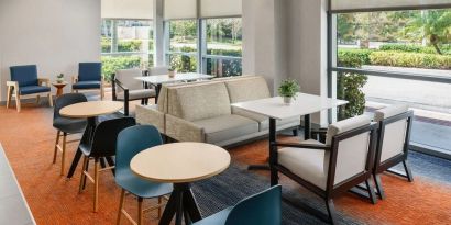 Dining area perfect for coworking at Hyatt HOUSE Fort Lauderdale Airport-South & Cruise Port.