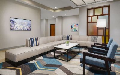 Lobby and coworking lounge at Hyatt HOUSE Fort Lauderdale Airport-South & Cruise Port.