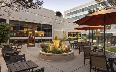 Outdoor seating perfect for coworking at Radisson Hotel Sunnyvale Silicon Valley.