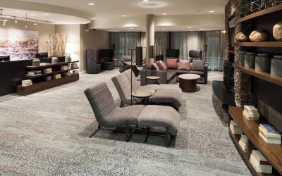 Lobby and coworking lounge at Courtyard By Marriott Hattiesburg.