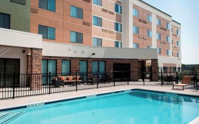 Refreshing outdoor pool at Courtyard By Marriott Houston NASA/Clear Lake.