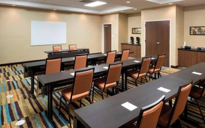 Meeting room at Fairfield Inn & Suites By Marriott Houston Pasadena.
