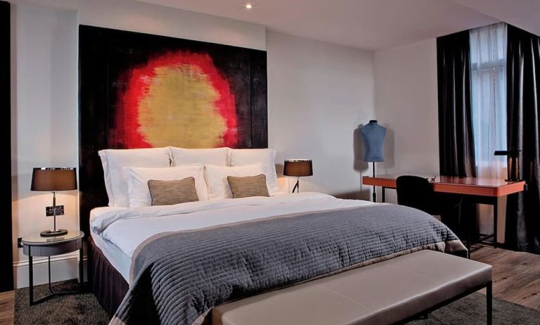 Day use room with work desk at Threadneedles, Marriott Autograph Collection Hotel.