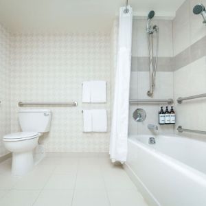Guest bathroom with shower and tub at Hyatt Regency Boston/Cambridge.