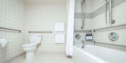 Guest bathroom with shower and tub at Hyatt Regency Boston/Cambridge.
