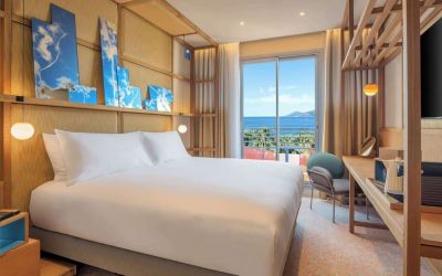 Day use room with TV at Canopy By Hilton Cannes.