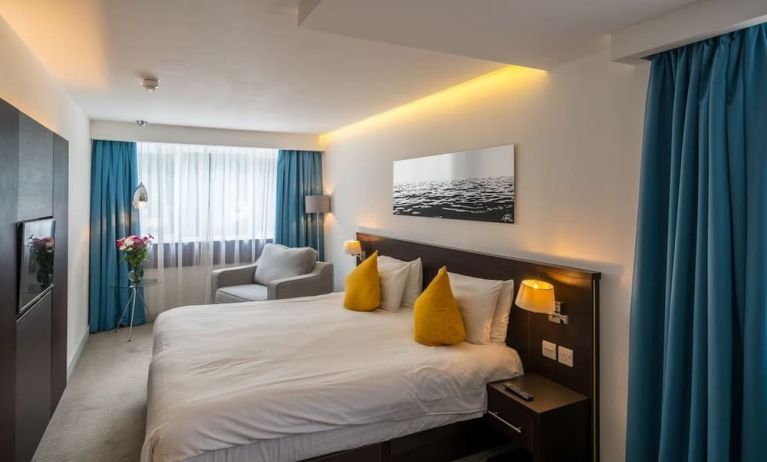 Bright and spacious day use room at Pelican London Residence & Hotel.