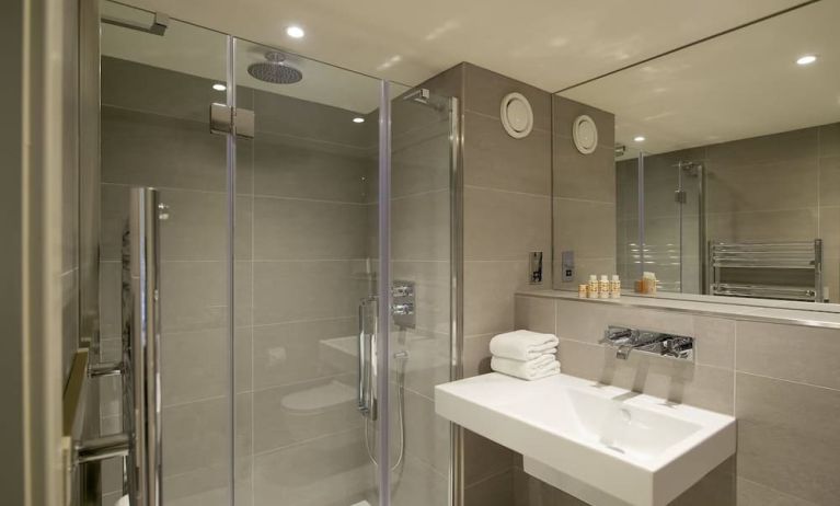 Private guest bathroom with shower at The Lodge - Putney Hotel.