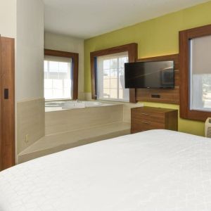 Day use room with bathtub at Holiday Inn Express & Suites Corona.
