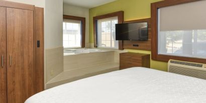 Day use room with bathtub at Holiday Inn Express & Suites Corona.