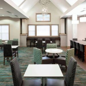 Dining area perfect for coworking at Residence Inn By Marriott Hattiesburg.