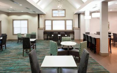 Dining area perfect for coworking at Residence Inn By Marriott Hattiesburg.
