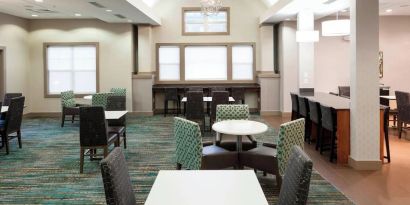 Dining area perfect for coworking at Residence Inn By Marriott Hattiesburg.
