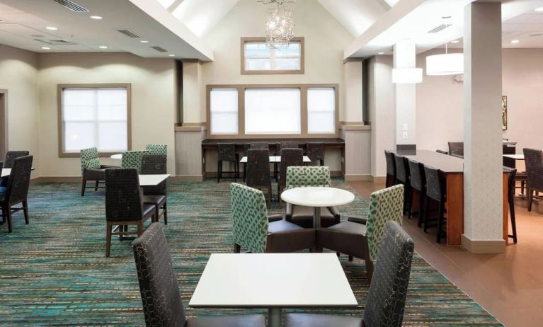 Dining area perfect for coworking at Residence Inn By Marriott Hattiesburg.