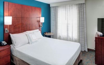 Day use room with natural light at Residence Inn By Marriott Hattiesburg.