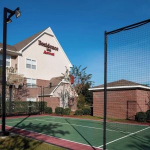 Tennis and basketball court at Residence Inn By Marriott Hattiesburg.