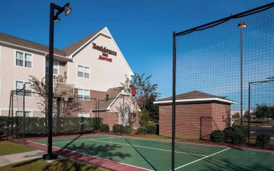 Tennis and basketball court at Residence Inn By Marriott Hattiesburg.