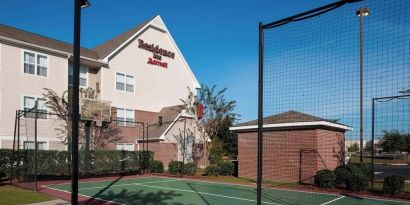 Tennis and basketball court at Residence Inn By Marriott Hattiesburg.