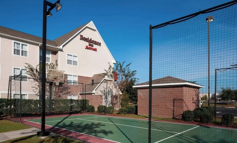 Tennis and basketball court at Residence Inn By Marriott Hattiesburg.