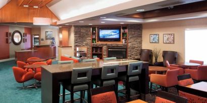 Dining area perfect for coworking at Residence Inn By Marriott Bentonville Rogers.